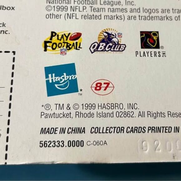 1999 Classic Doubles Peyton + Archie Manning Starting Lineup Figures + Cards - Picture 3 of 3